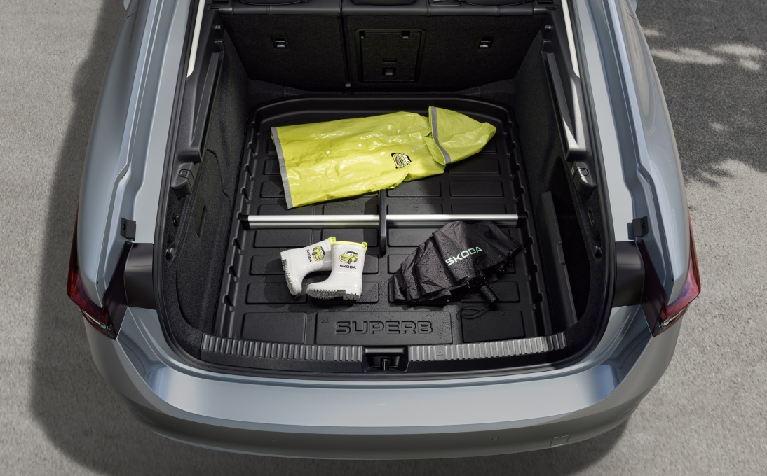 Plastikowa wanna do przestrzeni bagażowej Superb IV