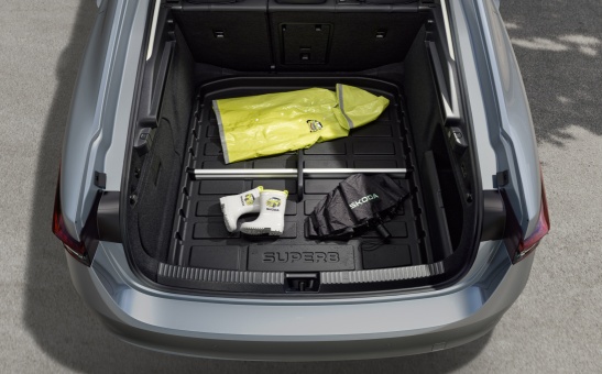 Plastikowa wanna do przestrzeni bagażowej Superb IV