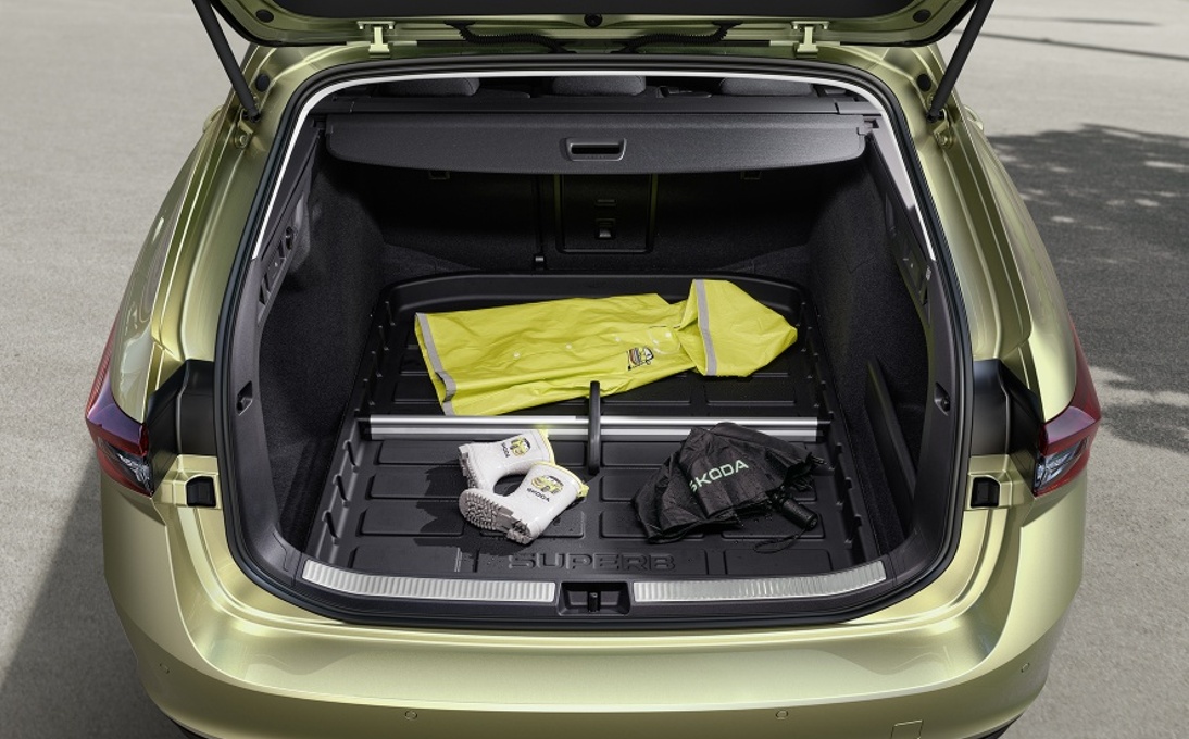 Plastikowa wanna do przestrzeni bagażowej Superb IV Combi