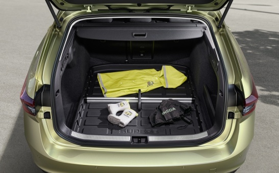 Plastikowa wanna do przestrzeni bagażowej Superb IV Combi