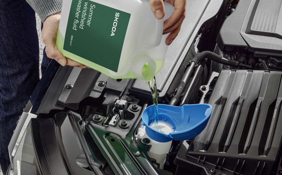 Lejek z pokrywką do płynu do spryskiwaczy